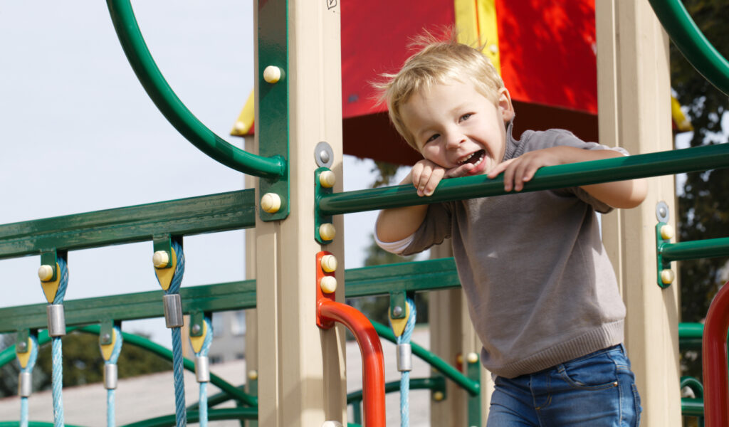 Spielplatzprüfung Junge auf Spielplatz